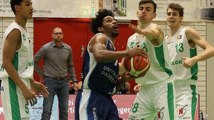 Der Paderborner Hunter Prewster zieht an Tibor Taras (M.) vorbei; rechts Hendrik Drell, mit 14 Punkten nach Taras (22) zweitbester Baunacher Werfer. Foto: sportpress
