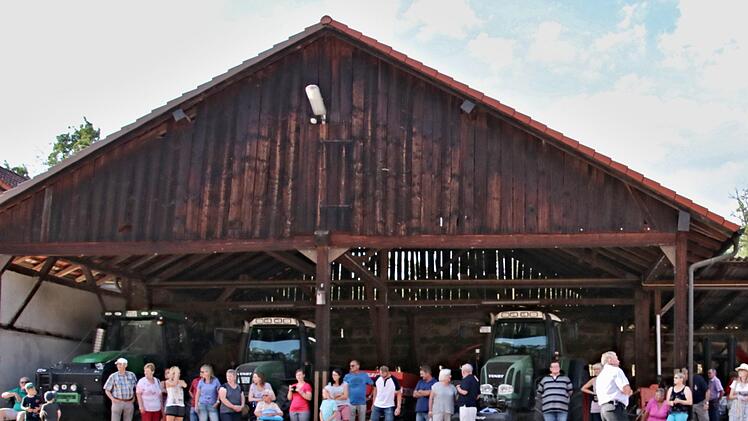 Schaulustige verfolgten das von KBM Ralph Morgenroth (Vordergrund) erläuterte Übungsszenario.Helmut Will