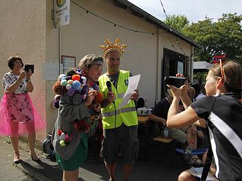 Beim Bommellauf rund um den Bahnhof beim Gleis-3-Triathlon musste auch eine von Moderator Detlev Beck geschriebene Bahnhofs-Durchsage verlesen werden. Oliver Schikora