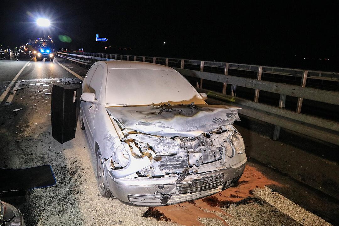 Zwei Autos und ein Lastwagen kollidieren auf A73