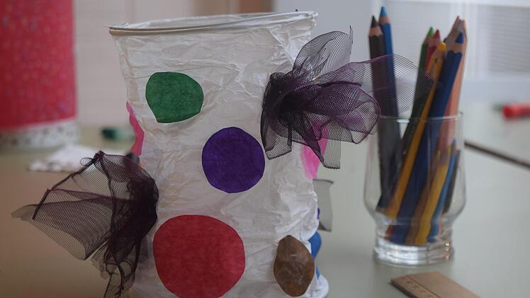 Glitzer, Puschel und bunte Punkte: Beim Verzieren der Laternen können sich die Kinder nach Herzenslust austoben.  Foto: Daniela Pondelicek