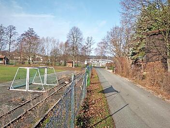Im Rahmen der Zweitflurneuordnung baut der Verband für Ländliche Entwicklung Oberfranken die Straße "Am Sportgelände" auf einer Breite von 3,50 Metern aus. An den Kosten von rund 200 000 Euro muss sich die Gemeinde Himmelkron mit 62 000 Euro beteiligen.  Foto: Werner Reißaus