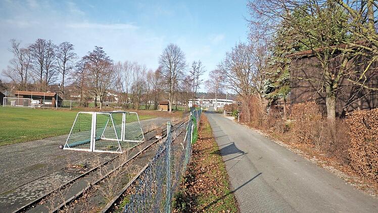 Im Rahmen der Zweitflurneuordnung baut der Verband für Ländliche Entwicklung Oberfranken die Straße "Am Sportgelände" auf einer Breite von 3,50 Metern aus. An den Kosten von rund 200 000 Euro muss sich die Gemeinde Himmelkron mit 62 000 Euro beteiligen.  Foto: Werner Reißaus