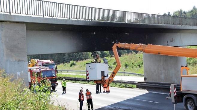 Damit die Brückenprüfingenieure nach dem Brand sicher arbeiten konnten, musste die A3 stundenlang gesperrt werden.  Fotos: Andreas Dorsch (4)/News5 Merzbach (1)