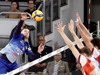 Der Eltmanner Au&szlig;enangreifer Tom&aacute;&scaron; Halanda bei einem Schmetterball Foto: Daniel L&ouml;b