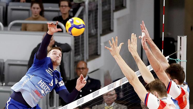 Der Eltmanner Au&szlig;enangreifer Tom&aacute;&scaron; Halanda bei einem Schmetterball Foto: Daniel L&ouml;b