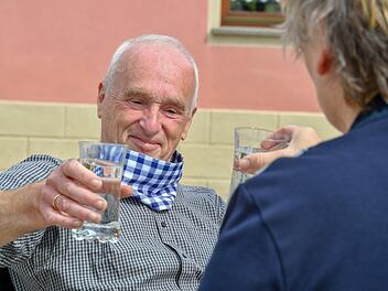 FT-Reporterin Anette Schreiber stößt in Gundelsheim mit Heinz Tillig  auf die Premiere der Sommertour an - mit Mineralwasser. Foto: R. Rinklef