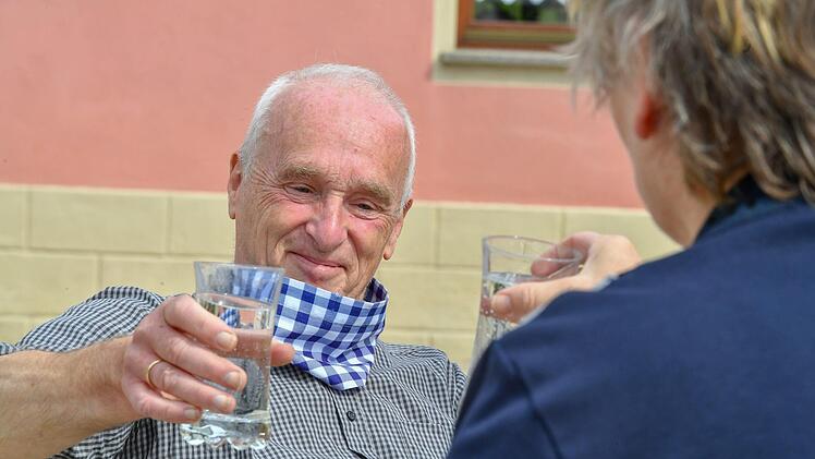 FT-Reporterin Anette Schreiber stößt in Gundelsheim mit Heinz Tillig  auf die Premiere der Sommertour an - mit Mineralwasser. Foto: R. Rinklef