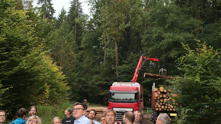 Holz abgefahren wurde in der Abteilung "Eisengrube", der letzten Station des Waldbegangs.