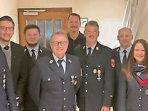 Die Führung der Feuerwehr Römershag: (von links) Andreas Heil (Vereinsvorsitzender), Bürgermeister Jan Marberg, Kevin Scheller (Kommandant), Jürgen Breitenbach, Danny Paul (Kassenwart), Jürgen Scheller (stellvertretender Kommandant), Michael Vent ...