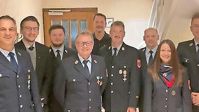 Die Führung der Feuerwehr Römershag: (von links) Andreas Heil (Vereinsvorsitzender), Bürgermeister Jan Marberg, Kevin Scheller (Kommandant), Jürgen Breitenbach, Danny Paul (Kassenwart), Jürgen Scheller (stellvertretender Kommandant), Michael Vent ...