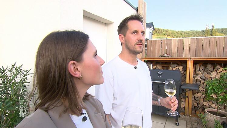 Clara und Tobi genießen zwischen den Gängen die Aussicht auf die Weinberge.