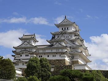 In Japan sind nur wenige Burgen aus dem 16. Jahrhundert erhalten. Eine davon ist die Burg Himeji, deren Architekten sich einst die Burg Azuchi zum Vorbild nahmen.