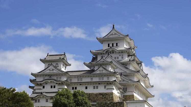 In Japan sind nur wenige Burgen aus dem 16. Jahrhundert erhalten. Eine davon ist die Burg Himeji, deren Architekten sich einst die Burg Azuchi zum Vorbild nahmen.
