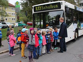 Wer vor dem Bus steht, sieht nicht, ob von links ein Auto kommt. Deshalb ist es wichtig, dass die Kinder an der Haltestelle warten, bis der Bus weggefahren ist. Erst dann haben sie freie Sicht, erläutert Markus Guck.