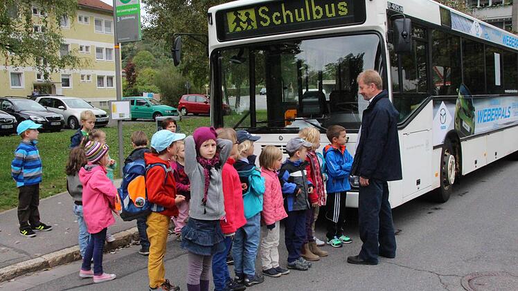 Wer vor dem Bus steht, sieht nicht, ob von links ein Auto kommt. Deshalb ist es wichtig, dass die Kinder an der Haltestelle warten, bis der Bus weggefahren ist. Erst dann haben sie freie Sicht, erläutert Markus Guck.