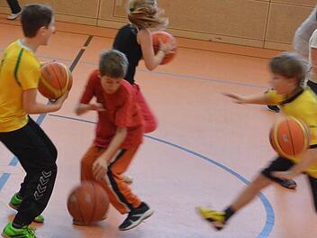 Ein Basketball-Tag machte kürzlich Schülern das Sporttreiben schmackhaft. Mit dem Mitternachtssport soll nun von mehreren Kooperationspartnern die Gruppe der 14- bis 25-Jährigen motiviert werden, einmal im Monat aktiv zu werden. Foto: Johannes Wunder