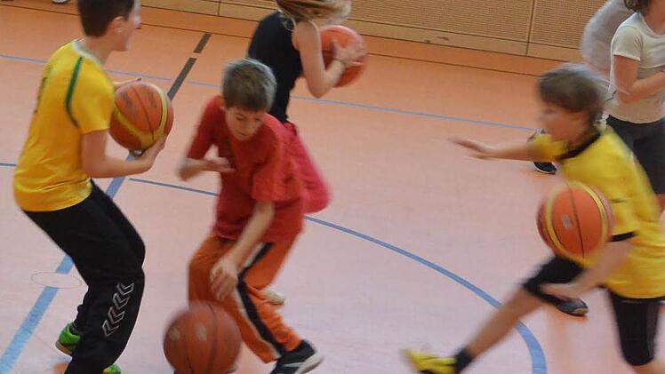 Ein Basketball-Tag machte kürzlich Schülern das Sporttreiben schmackhaft. Mit dem Mitternachtssport soll nun von mehreren Kooperationspartnern die Gruppe der 14- bis 25-Jährigen motiviert werden, einmal im Monat aktiv zu werden. Foto: Johannes Wunder