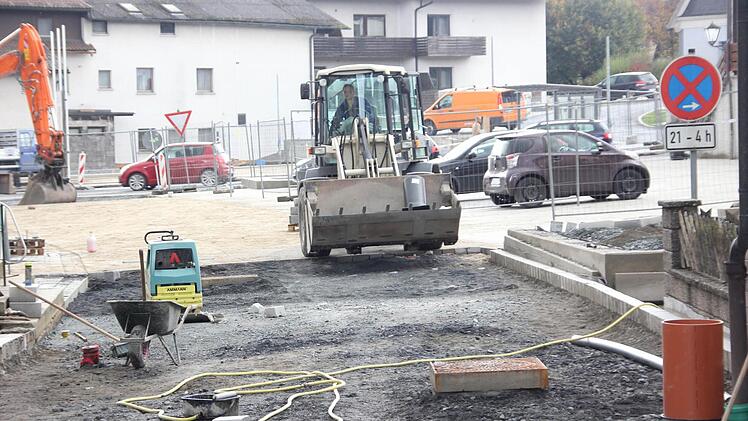 Der Radlader bringt neues Material. Foto: Friedwald Schedel