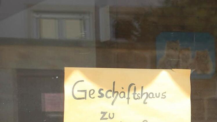 Hinweise wie dieser in einem Schaufenster sind in der Lichtenfelser Innenstadt keine Seltenheit.