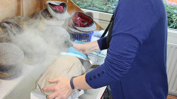 Maria Bornkessel bringt die Mütze in Form.