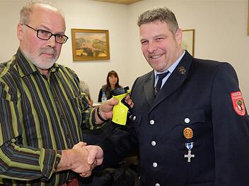 August Weingart (links) übergab eine Wärmebildkamera an Kommandant Dieter Halbig. Foto: Gerd Schaar