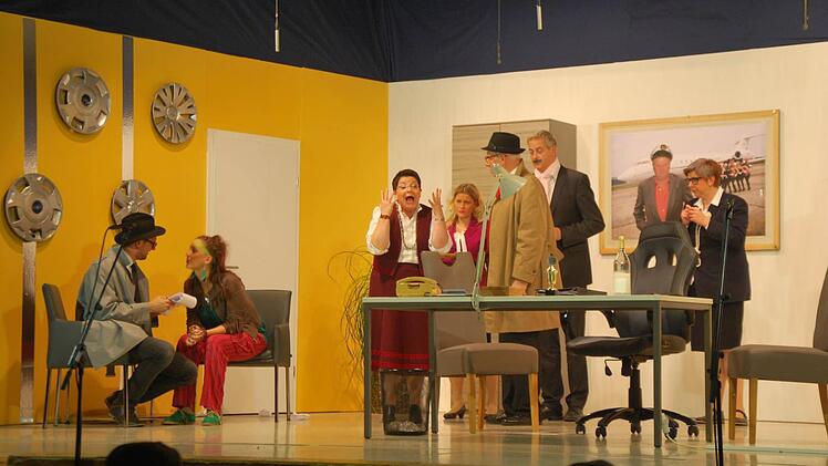 Eine Leiche und viele Mörder hatten die Theaterakteure aus Burglauer zu bieten. Foto: Manfred Mellenthin