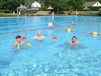 Sie laden nach einem ersten Probetraining von Aquafitness im Freibad Rodach Beach zum Mitmachen ein. (von links) Kursleiterin Christa Steiger, Hartmut Fleischmann (TVU-Vorsitzender) und Bürgermeister Norbert Gräbner. Foto: K.- H. Hofmann