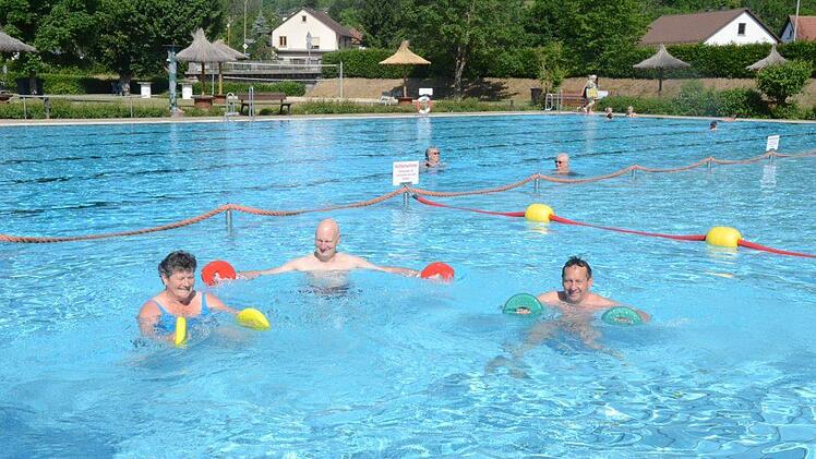 Sie laden nach einem ersten Probetraining von Aquafitness im Freibad Rodach Beach zum Mitmachen ein. (von links) Kursleiterin Christa Steiger, Hartmut Fleischmann (TVU-Vorsitzender) und Bürgermeister Norbert Gräbner. Foto: K.- H. Hofmann
