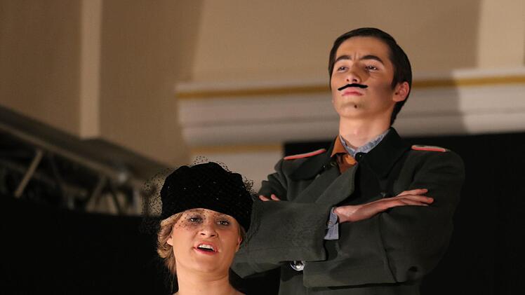 Politische Parabel: Das Franz-Miltenberger-Gymnasium inszenierte "Arturo Ui" von Bertolt Brecht. Der aufhaltsame Aufstieg eines Gangsterbosses in Chicago zeigt, wie Macht Menschen manipuliert. Foto: Sebastian Schmitt