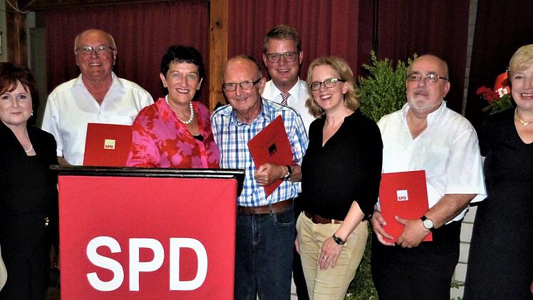 SPD-Kreisvorsitzende Inge Aures nahm die Ehrung langjähriger Mitglieder des SPD-Ortsvereins Ludwigschorgast vor. Foto: Werner Reißaus