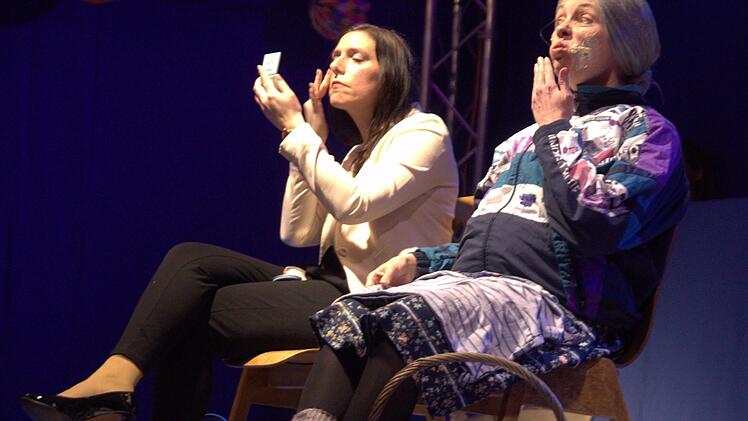 Amüsante "Schönheitspflege" mit Carina Schäfer (links) und Kerstin Thein. Foto:Bettina Knauth