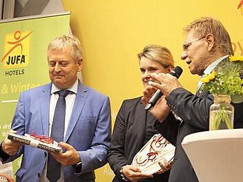 Kronachs Bürgermeister Wolfgang Beiergrößlein (rechts) freut sich über die Investition der Jufa-Hotelkette in der Festung. Geschenke hatte er für die neue Direktorin Anke Herzog sowie den Gründer Gerhard Wiedel mitgebracht. Foto: Michael Wunder