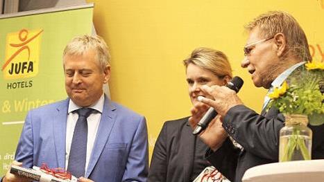 Kronachs Bürgermeister Wolfgang Beiergrößlein (rechts) freut sich über die Investition der Jufa-Hotelkette in der Festung. Geschenke hatte er für die neue Direktorin Anke Herzog sowie den Gründer Gerhard Wiedel mitgebracht. Foto: Michael Wunder