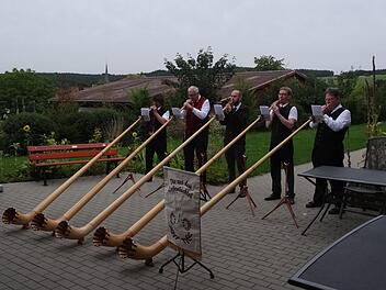 Die Alphorngruppe spielt im Seniorenhaus Thulbatal.  Foto: Hans Seuffert