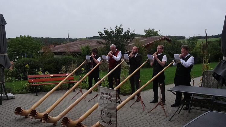 Die Alphorngruppe spielt im Seniorenhaus Thulbatal.  Foto: Hans Seuffert