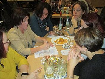Ein Frauenteam aus Fuchsstadt denkt angestrengt über die Fragen nach. Foto: Winfried Ehling