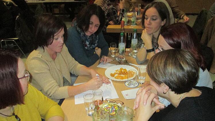 Ein Frauenteam aus Fuchsstadt denkt angestrengt über die Fragen nach. Foto: Winfried Ehling