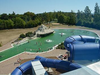 In den Sommermonaten wurden die Angebote der FrankenTherme in Bad Königshofen, wie Heilwassersee und Riesenrutsche sehr gut genutzt, auch wenn es hier noch Einschränkungen wegen der  Corona-Regeln gegeben hat.