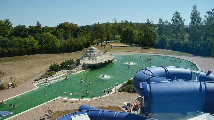 In den Sommermonaten wurden die Angebote der FrankenTherme in Bad Königshofen, wie Heilwassersee und Riesenrutsche sehr gut genutzt, auch wenn es hier noch Einschränkungen wegen der  Corona-Regeln gegeben hat.