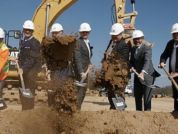 Noch mehr Sand: Auf dem staubigen Baugelände des künftigen Werks IV von Hanse Haus in Oberleichtersbach erfolgte der offizielle Spatenstich mit (von links) Hans-Ulrich Hoßfeld vom Ingenieurbüro Hoßfeld & Fischer, Bürgermeister Dieter Muth, Landrat Thomas Bold, Hanse-Haus-Geschäftsführer Technik Marco D'Agostino, Marco Hammer (Vorsitzender der Geschäftsführung), Christian Garke (Kaufmännischer Geschäftsführer) und Betriebsratsvorsitzender Christian Limpert. Foto: Steffen Standke