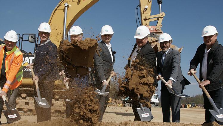 Noch mehr Sand: Auf dem staubigen Baugelände des künftigen Werks IV von Hanse Haus in Oberleichtersbach erfolgte der offizielle Spatenstich mit (von links) Hans-Ulrich Hoßfeld vom Ingenieurbüro Hoßfeld & Fischer, Bürgermeister Dieter Muth, Landrat Thomas Bold, Hanse-Haus-Geschäftsführer Technik Marco D'Agostino, Marco Hammer (Vorsitzender der Geschäftsführung), Christian Garke (Kaufmännischer Geschäftsführer) und Betriebsratsvorsitzender Christian Limpert. Foto: Steffen Standke