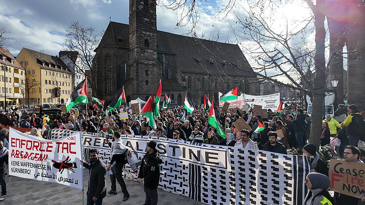 Demonstration gegen Waffenmesse EnforceTac: 500 Menschen gehen in Nürnberg auf die Straße