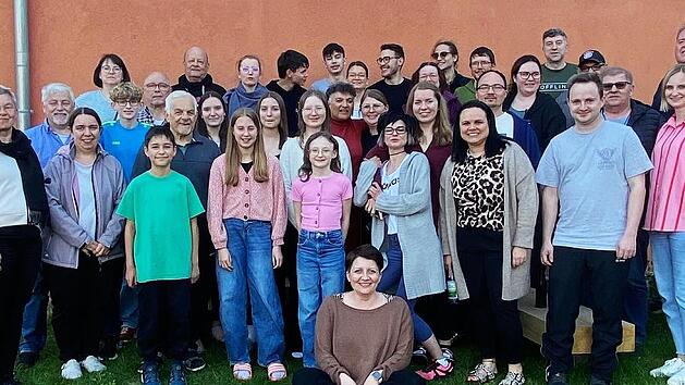 Die Musikerinnen und Musiker der Blaskapelle Kirchaich mit ihrer Dirigentin Kristina Renner beim Probewochenende im Schullandheim Rappershausen im Grabfeld.