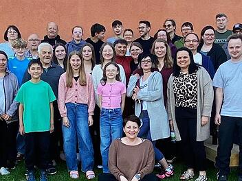 Die Musikerinnen und Musiker der Blaskapelle Kirchaich mit ihrer Dirigentin Kristina Renner beim Probewochenende im Schullandheim Rappershausen im Grabfeld.