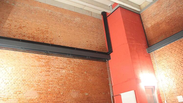 Noch ist der Keller im Eishaus leer. Auf die nackten Backsteinwände kommt bald ein Technikpaket aus LED-Wand und Scheinwerfern. Foto: Thomas Heuchling