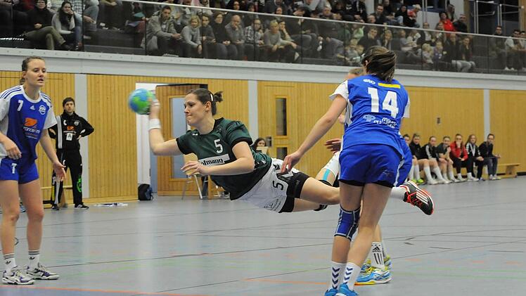 Flug-Qualitäten zeigt in dieser Szene Lisa Wenzke von der SG Garitz/Nüdlingen. Die Rückraumspielerin hielt gegen den ASV Dachau trotz einer Fingerverletzung 60 Minuten durch, erzielte trotz Handicap sogar drei Tore. Foto: Hopf