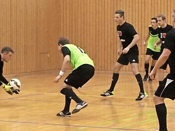Spannende Spiele gab es beim Nordwald-Soccer-Cup in der Nordwaldhalle. Im Endspiel unterlag das Studententeam von Dynamo Trichter (schwarze Trikots) gegen die Holzköpfe Münchberg. Fotos: Michael Wunder