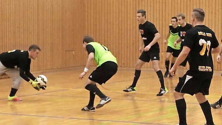 Spannende Spiele gab es beim Nordwald-Soccer-Cup in der Nordwaldhalle. Im Endspiel unterlag das Studententeam von Dynamo Trichter (schwarze Trikots) gegen die Holzköpfe Münchberg. Fotos: Michael Wunder