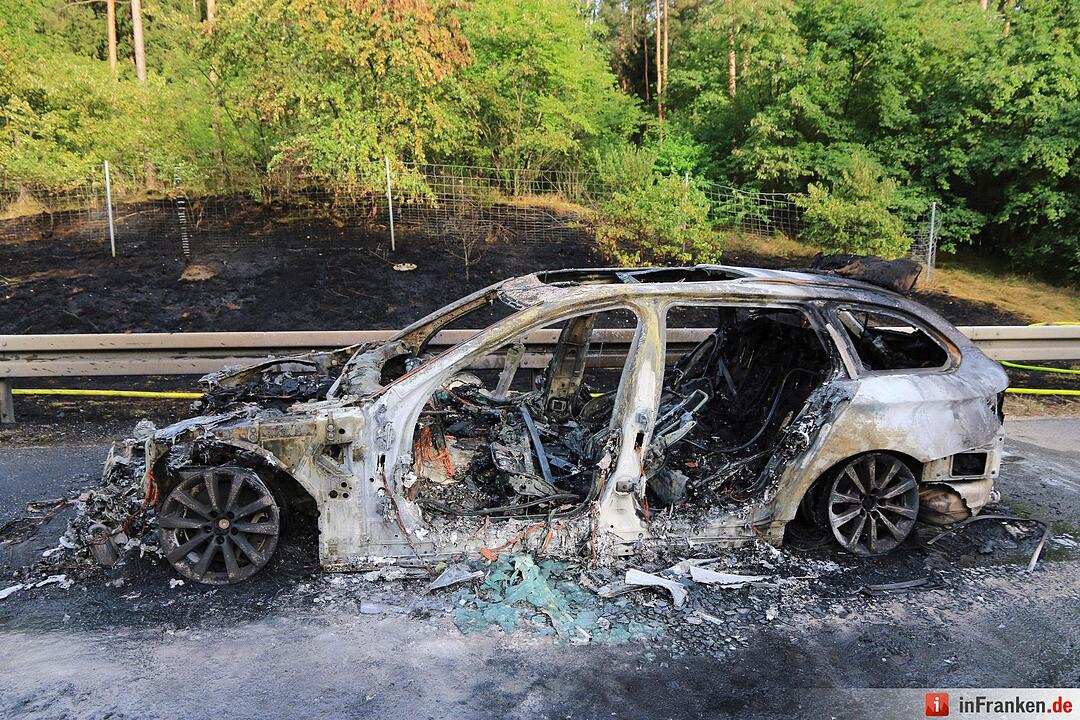 A73: Auto brennt bei Bamberg aus